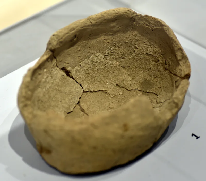 ジャルモ出土の土器鉢（紀元前7100〜5800年頃、スレイマニヤ博物館蔵）