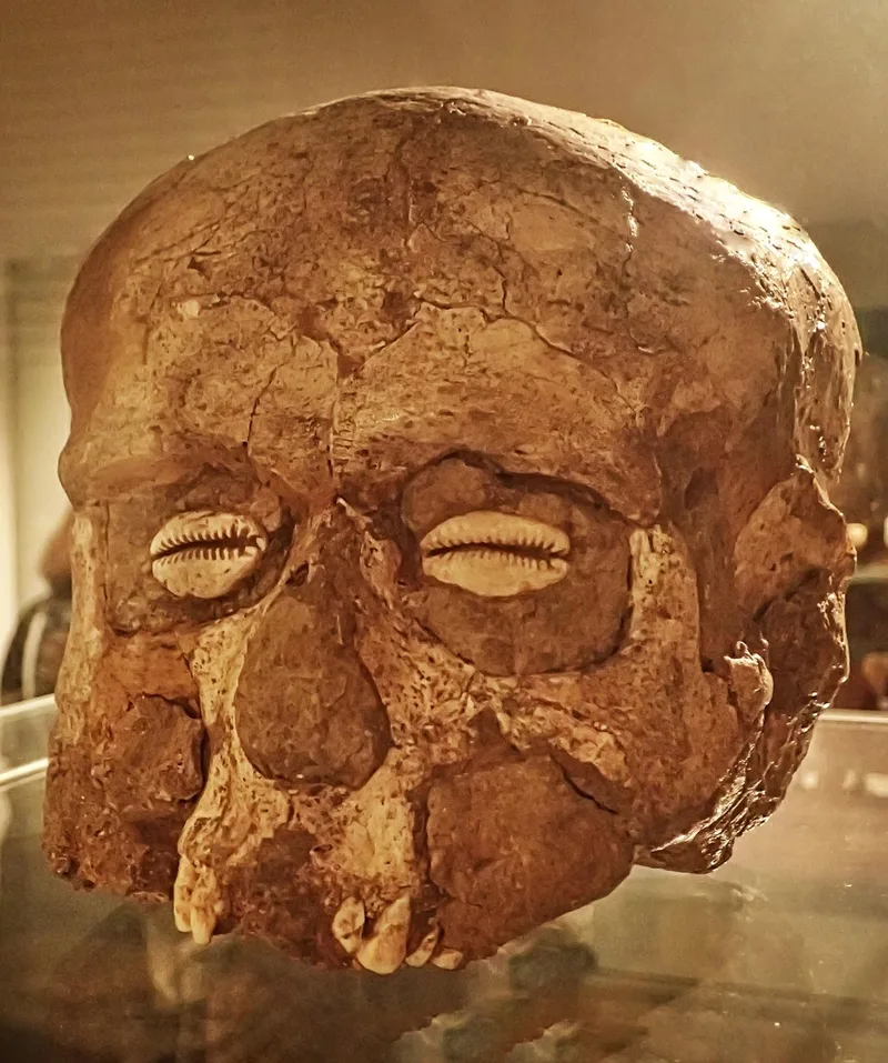 イェリコ出土の塑像頭蓋（紀元前7000年頃、新石器時代）