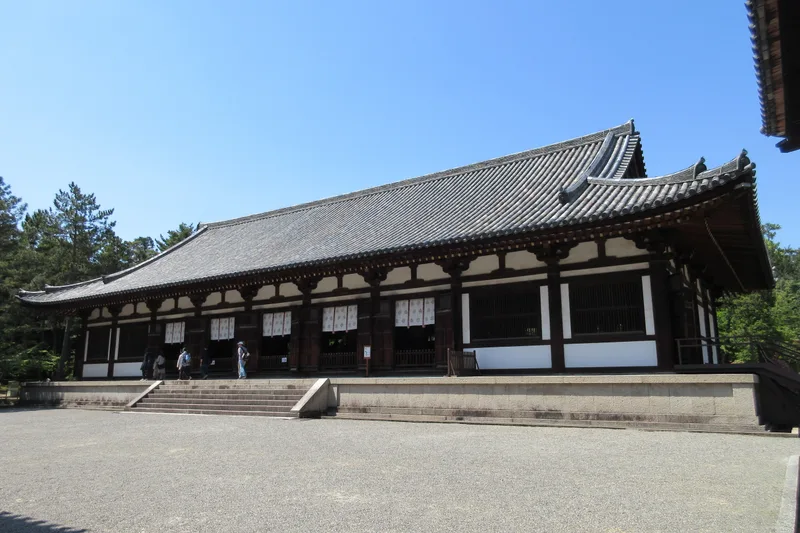 唐招提寺講堂。平城宮の朝集殿を移築したもの。天平文化の建築。
