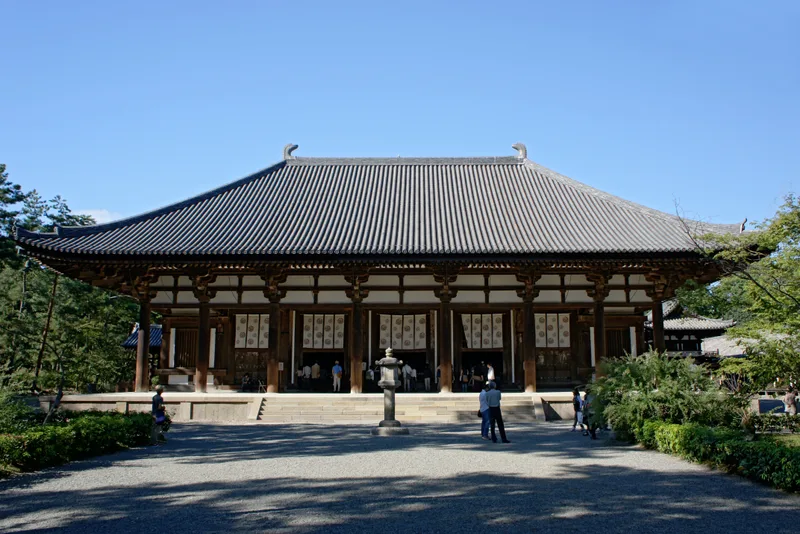 唐招提寺金堂。胴部にふくらみ（エンタシス）のある柱が特徴。天平文化の建築。