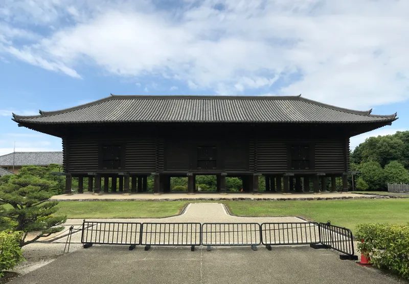 正倉院宝庫。校倉造の壁面が特徴。天平文化の建築。