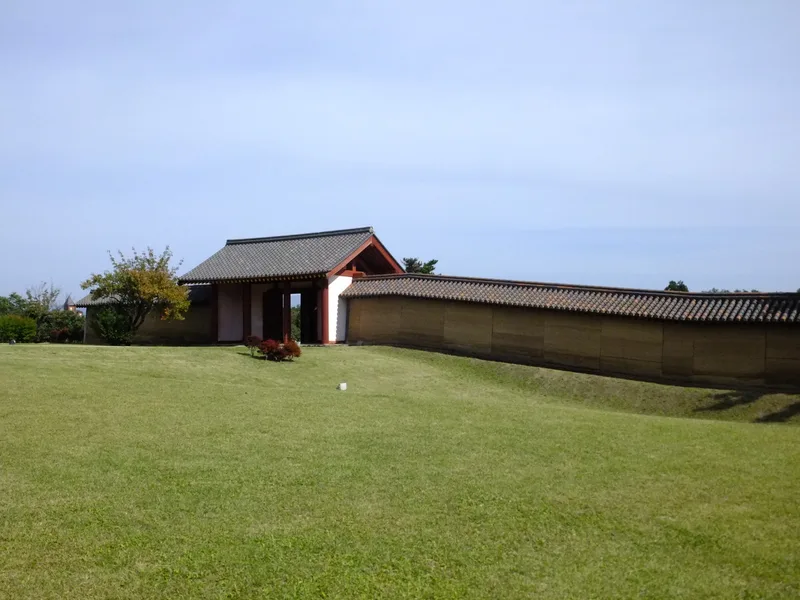 秋田城の復元された外郭東門と築地塀（2011年10月）
