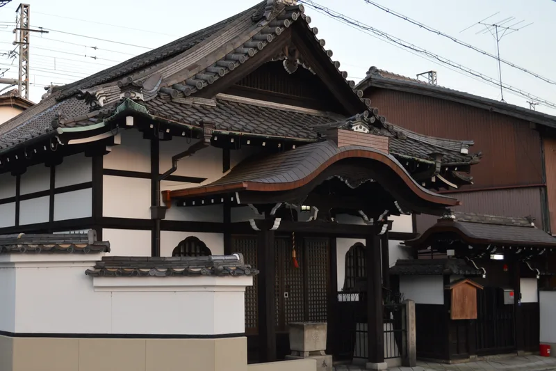 京都市南区にある「綜芸種智院蹟」の石碑と西福寺