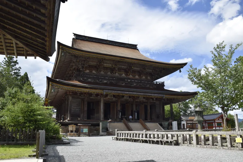 本堂、「蔵王堂」ともよばれる。