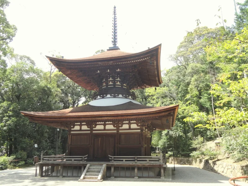 石山寺多宝塔。和様建築。1194年の建立で現存する最古の多宝塔。