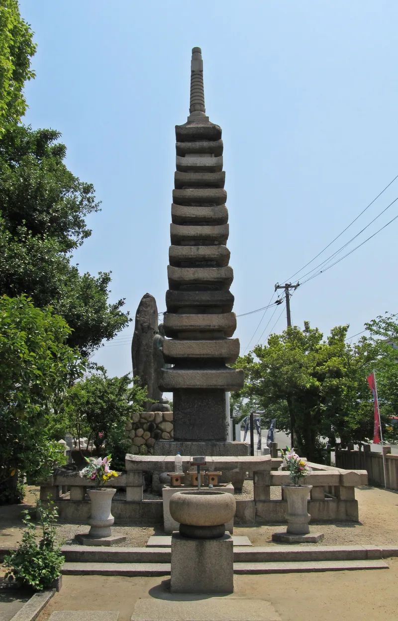 神戸市兵庫区、大輪田泊ゆかりの清盛塚。平清盛が築いた古代の港の記念碑。
