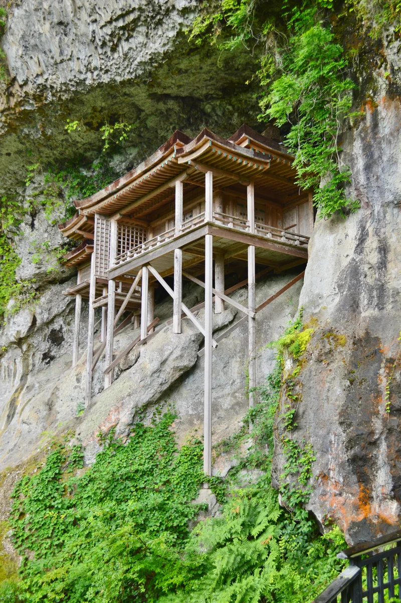 三仏寺奥院「投入堂」。院政期の建築。