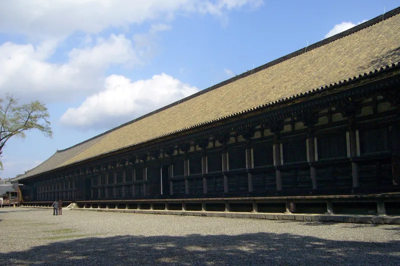 本堂。院政期の建築で和様建築の典型とされる。