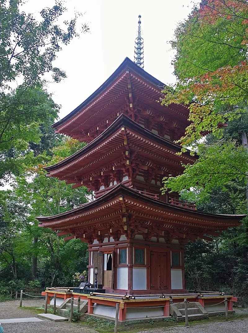 三重塔。院政期の建築。