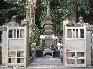 源頼朝の墓