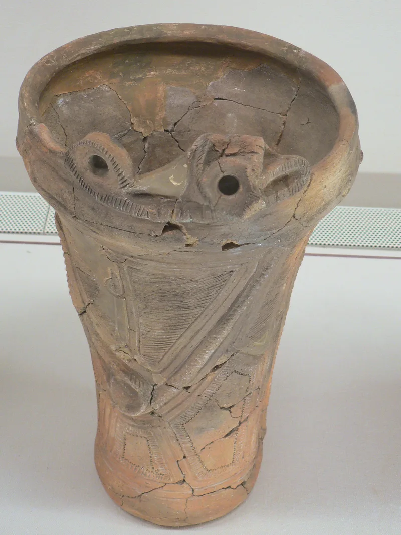 尖石遺跡(長野県茅野市)から出土した縄文時代の深鉢形土器