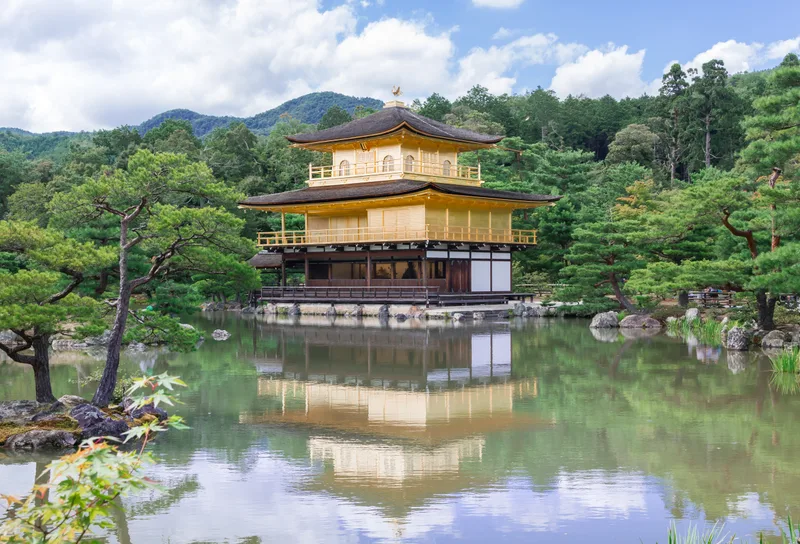 鹿苑寺金閣。室町文化の建築。