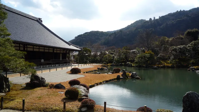 天龍寺庭園。夢窓疎石の作庭。嵐山を借景とした地泉回遊式庭園。南北朝文化の庭園。