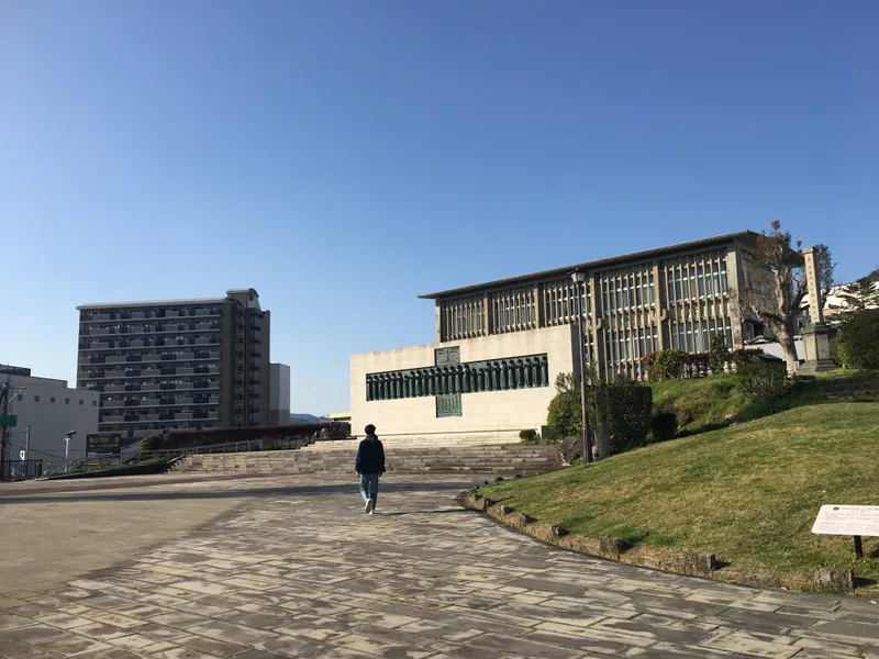 長崎市西坂、日本二十六聖人殉教記念碑と記念館。