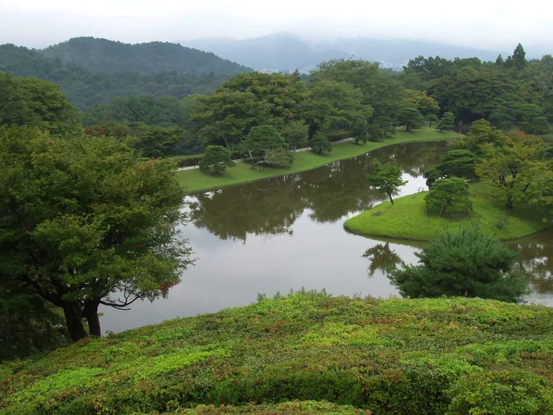 比叡山を借景とした庭園。庭内の建物は寛永期の数寄屋造。