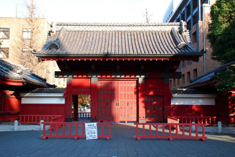 東京大学赤門。1827年、徳川家斉の娘が加賀藩前田家へ輿入れする際につくられた。