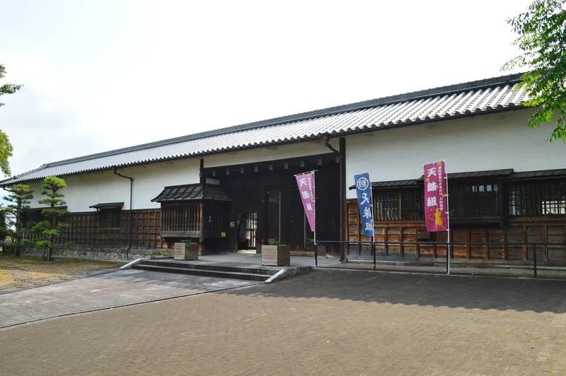 天誅組が襲撃した五條代官所跡の長屋門(奈良県五條市)