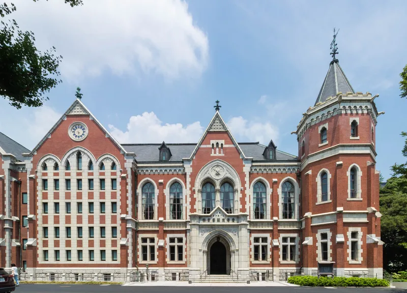 慶應義塾大学図書館。曽禰達蔵による設計。「ペンは剣より強し」のステンドグラスが有名。