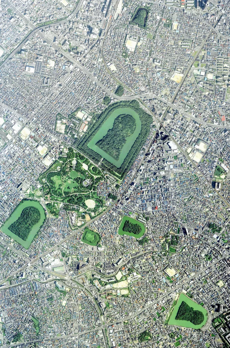 百舌鳥古墳群を上空から撮影した航空写真（大阪府堺市）