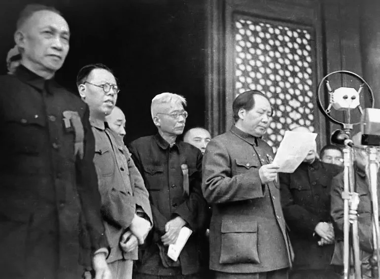 1949年10月1日、天安門の楼上で中華人民共和国の建国を宣言する毛沢東