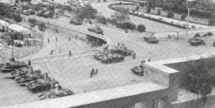 1989年7月、戒厳令下の北京に展開する中国軍の戦車（六四天安門事件後、米外交施設から撮影）