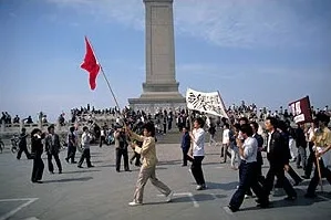 1989年6月、天安門広場で抗議する学生ら