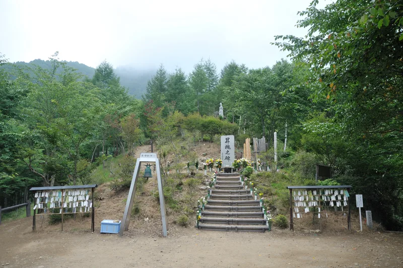 御巣鷹の尾根に建つ日航123便墜落事故の慰霊碑「昇魂之碑」