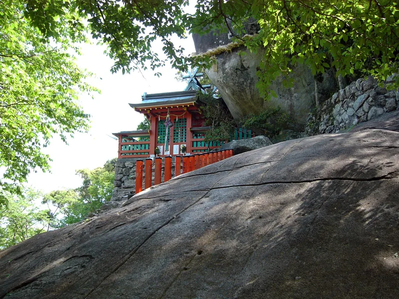ゴトビキ岩を御神体とする神倉神社(和歌山県新宮市)の社殿と巨岩