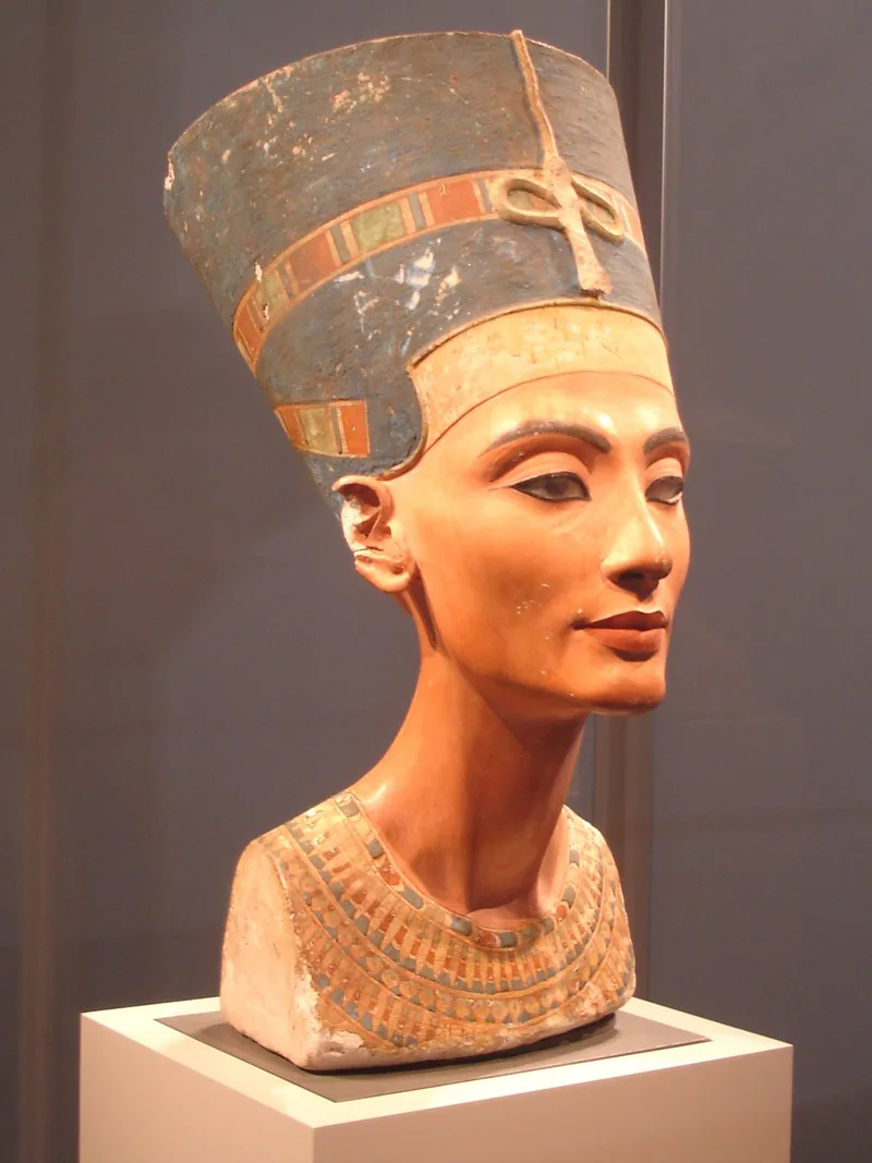 ネフェルティティの胸像、エジプトのアマルナ美術