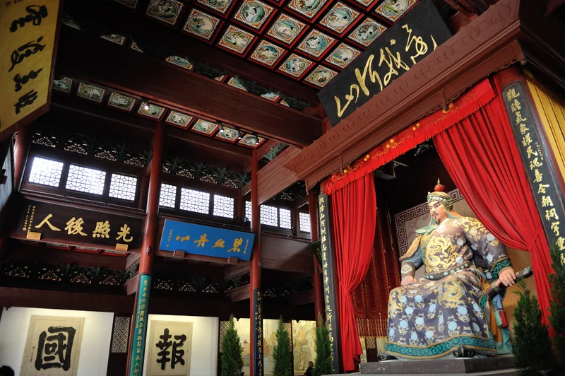 岳飛像。金との抗戦を主張した南宋の武将岳飛は、愛国的英雄として神格化された。