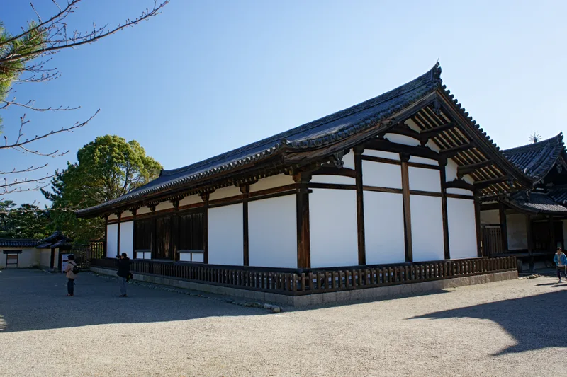 法隆寺伝法堂。現存最古の床板張り建築物とされる。天平文化の建築。