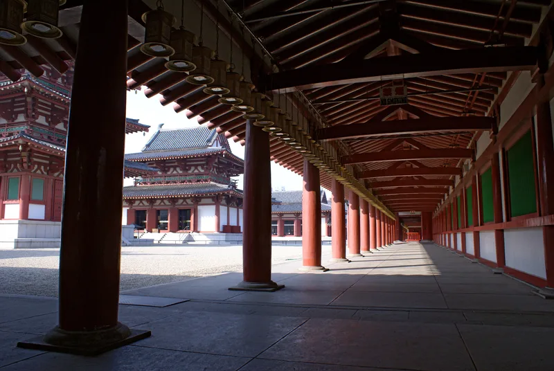 中心伽藍回廊。飛鳥文化の建築。