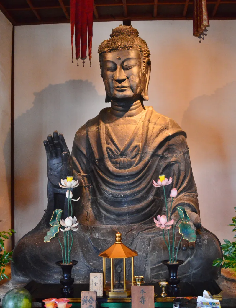 飛鳥寺釈迦如来像。北魏様式の仏像。