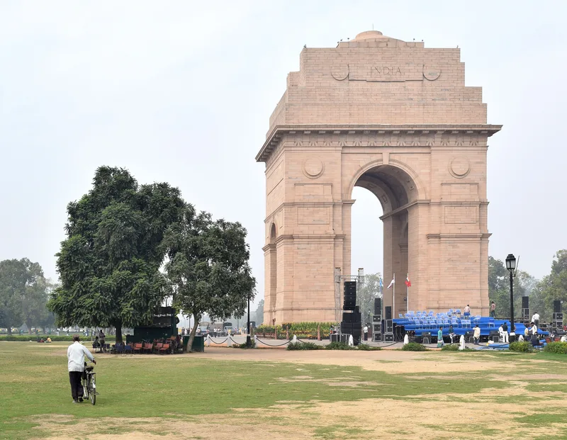 ニューデリーにあるインド門を西側から撮影した全景