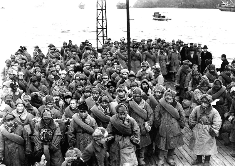 舞鶴港に上陸する、抑留からの帰還兵（1946年）