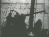 撤退船に乗り込むイギリス軍兵士。