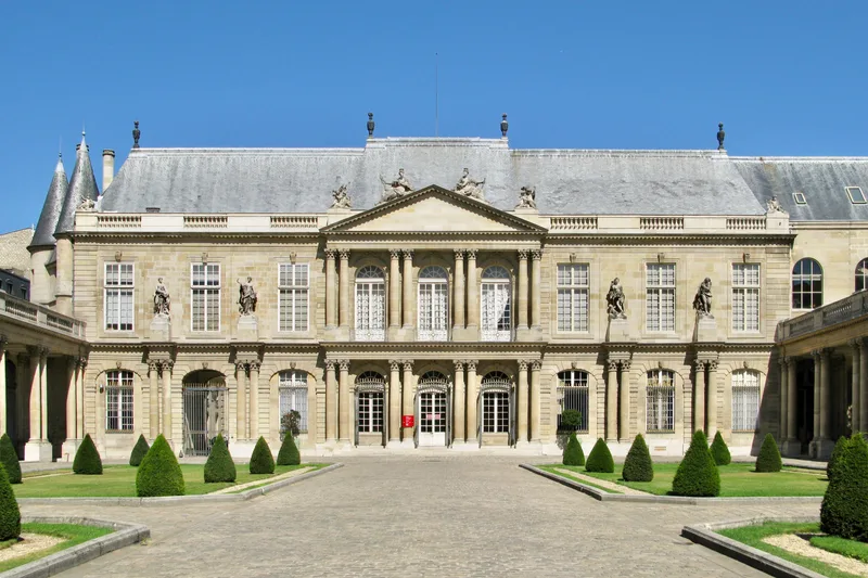 パリのスービーズ館（フランス国立古文書館）外観