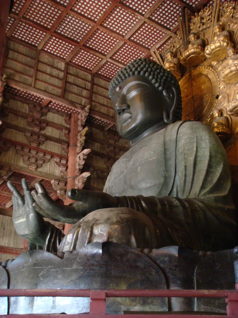 東大寺大仏。台座の蓮弁の木彫りは天平芸術の傑作とされる。