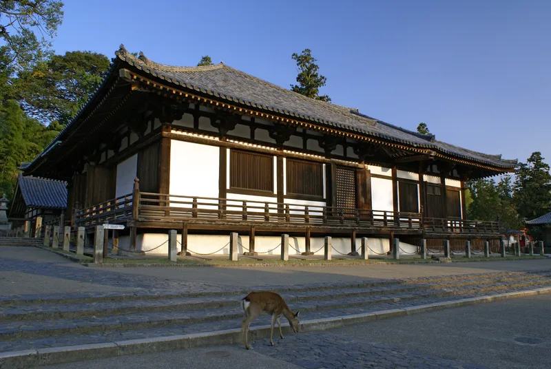 東大寺法華堂。天平文化の建築。