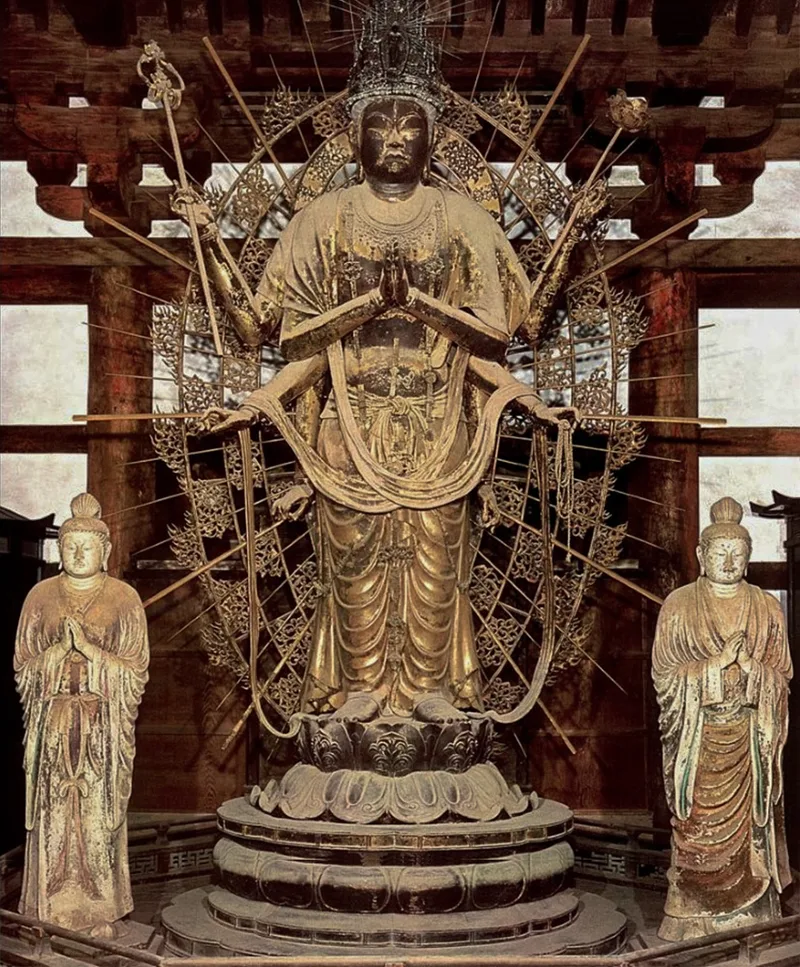 不空羂索観音立像と左右に立つ日光菩薩・月光菩薩像。天平文化の彫刻。