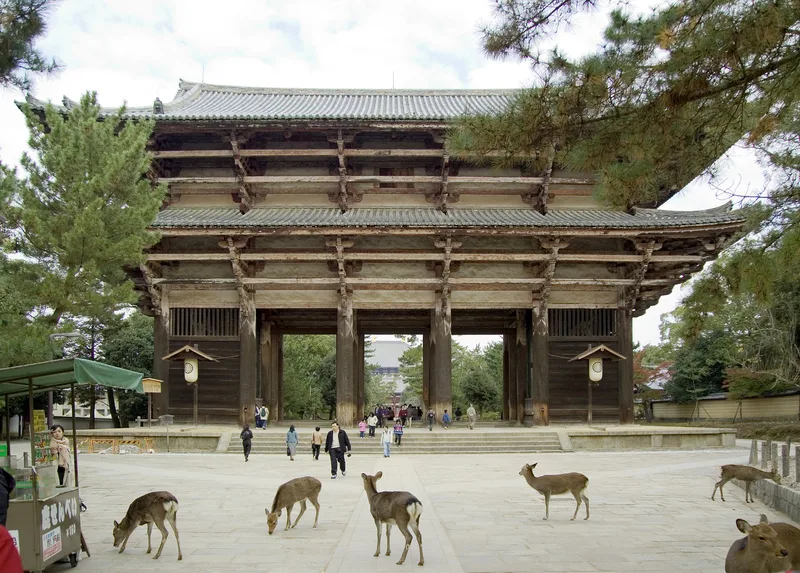 東大寺南大門。大仏様の建築。1199年に東大寺復興事業のいっかんとして再建された。