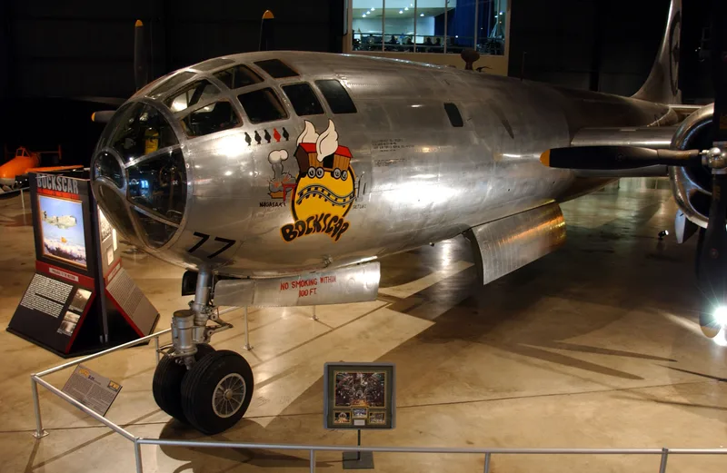 ボックスカー、1945年8月9日に長崎市に原爆を投下した。