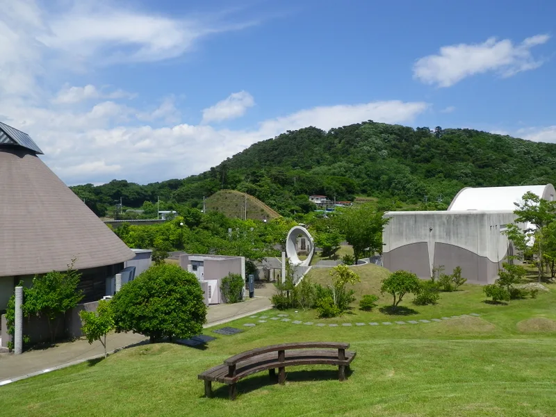 里浜貝塚に隣接する奥松島縄文村歴史資料館からの眺め